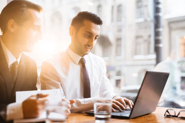 Jóvenes Corredores Discutiendo Información Línea — Foto de Stock