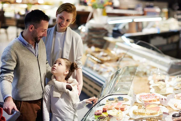 Finom Torta Szupermarketben Beadvány Lány — Stock Fotó