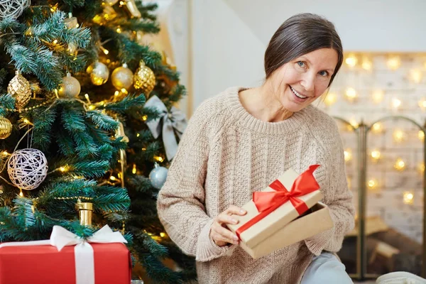 Femme Retraitée Ouvrant Boîte Cadeau Avec Surprise Soir Noël — Photo