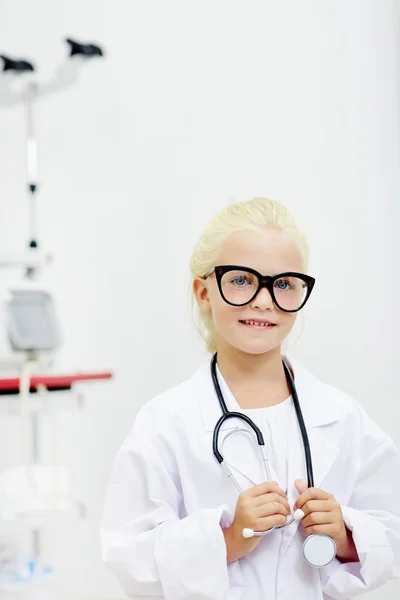 Entzückende Ärztin Mit Stethoskop Blickt Krankenhaus Die Kamera — Stockfoto