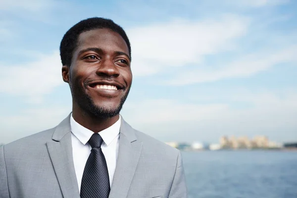 Καλοντυμένος Χαμογελώντας Επιχειρηματίας Αφροαμερικανός Εθνικότητας — Φωτογραφία Αρχείου