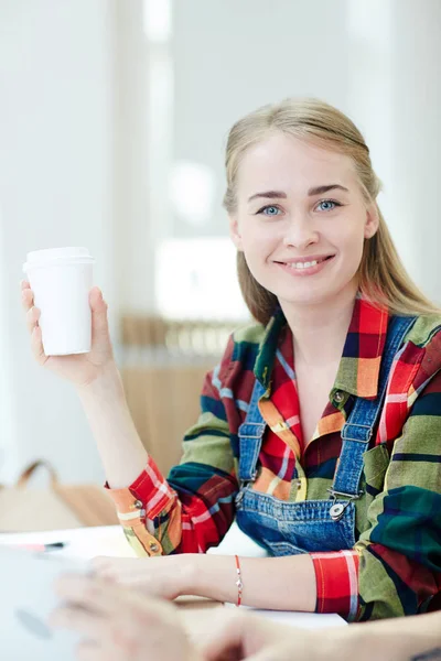 Jolie Fille Avec Boisson Regardant Caméra — Photo