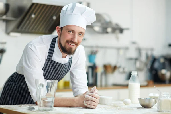 Chef Der Bäckerei Lehnt Arbeitsplatz — Stockfoto