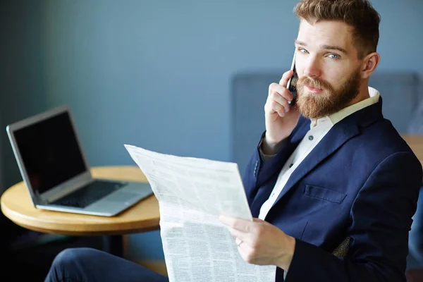 Young Ceo Newspaper Reading Latest News Talking Cellphone — Stock Photo, Image