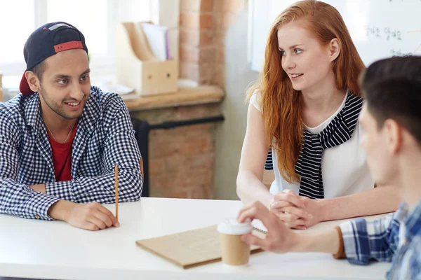 Grupo Estudiantes Amigables Que Comunican Por Lugar Trabajo Después Lección — Foto de Stock