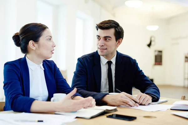 Mujer Negocios Expresando Sus Ideas Sobre Situación Financiera Colega — Foto de Stock