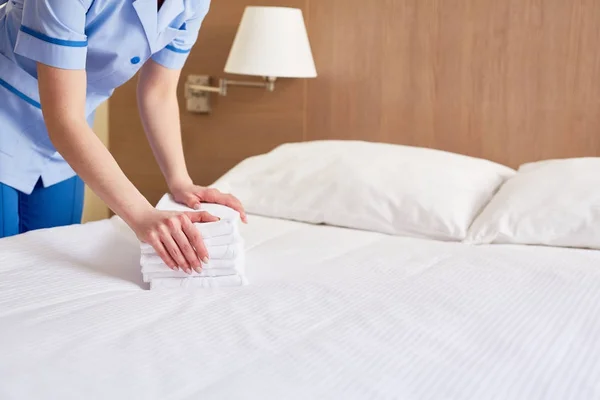 Hotel Cleaner Stapel Witte Handdoeken Brengen Bed — Stockfoto