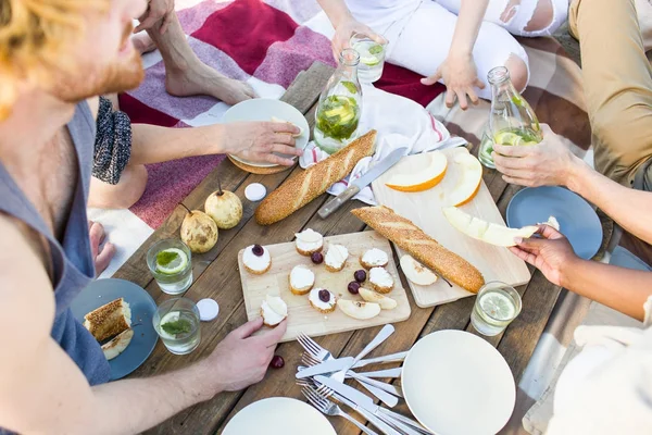 Jovens Amigos Reunidos Por Mesa Piquenique Fim Semana — Fotografia de Stock