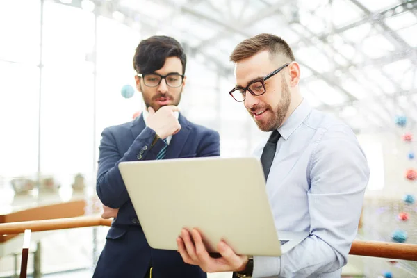 Felice Economista Fare Presentazione Nuovi Dati Finanziari Colleghi — Foto Stock