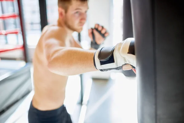 Retrato Deportista Muscular Sin Camisa Golpeando Saco Boxeo Durante Práctica — Foto de Stock