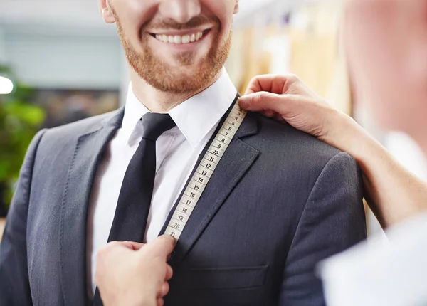 Cliente Sonriendo Cámara Durante Ajuste Del Modelo Traje Calidad Medida — Foto de Stock