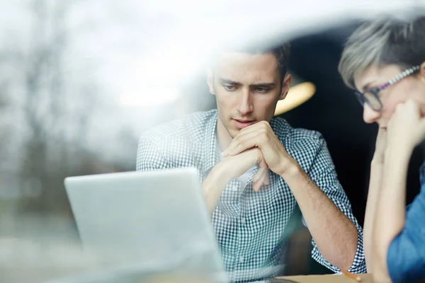 Koncentrerad Universitetsstuderande Sitter Vid Bord Och Titta Video Föreläsning Laptop — Stockfoto