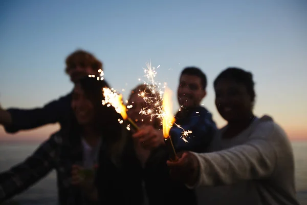 Happy Jonge Vrienden Met Wonderkaarsen Handen Plezier Nacht Beach Party — Stockfoto