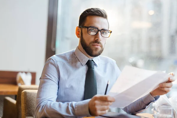 Affärsman Med Papper Väntar Partner Café — Stockfoto