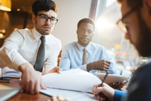 Självsäker Ung Man Tittar Affärspartner Underteckna Kontrakt — Stockfoto