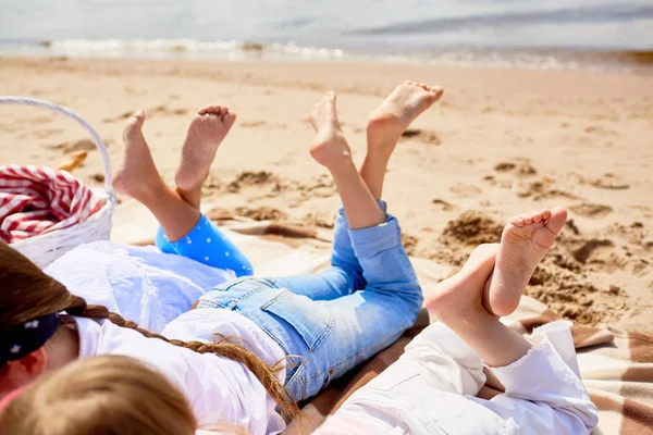 Γυμνά Πόδια Από Τρία Μικρά Κορίτσια Χαλαρωτική Παραλία — Φωτογραφία Αρχείου