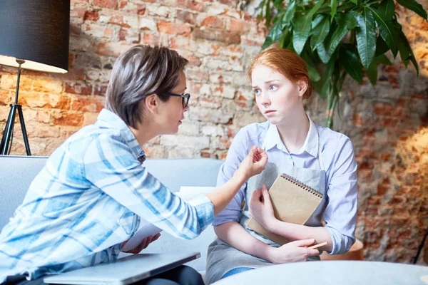 Empleadora Molesta Expresando Desagrado Por Trabajo Prácticas Jóvenes — Foto de Stock