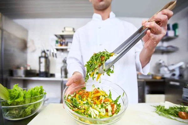 Chef Nemen Salade Uit Kom Dienen — Stockfoto