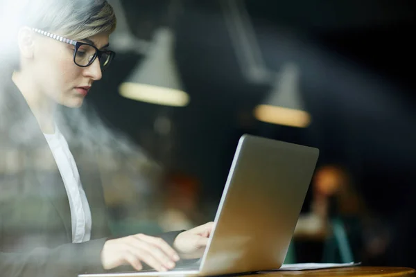 Geschäftsfrau Tippt Während Des Arbeitstages — Stockfoto