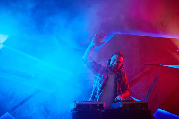 Ecstatic Deejay Standing Turntables Raised Hand — Stock Photo, Image
