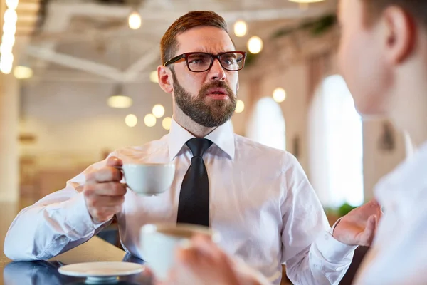 Geschäftsmann Mit Trinkbecher Verhandelt Mit Kollege — Stockfoto