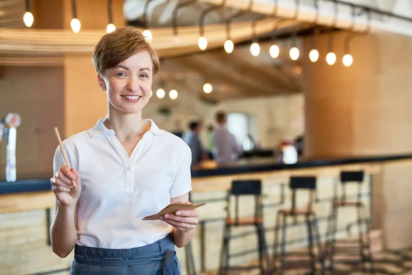 Serveuse Accueillante Avec Cahiers Crayon Prêt Prendre Votre Commande — Photo