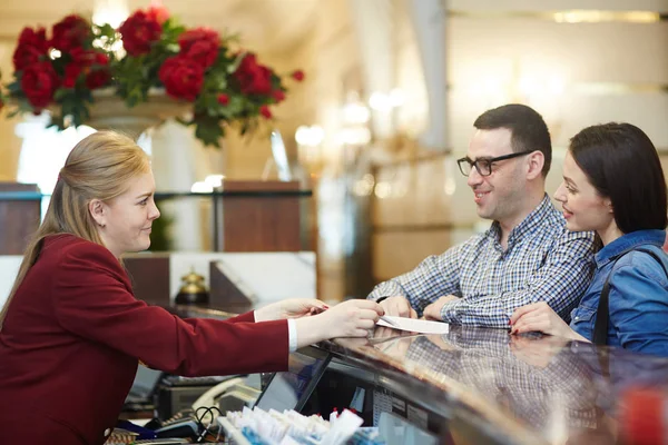 Hotel Személyzete Beszél Csak Érkezett Pár Utazó — Stock Fotó