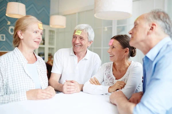 Gruppe Befreundeter Senioren Spielt Freizeitspiel Der Vereine Tisch — Stockfoto