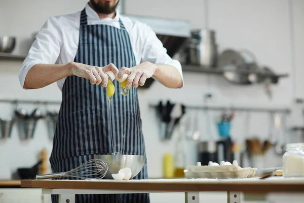 Baker Verse Eieren Breken Metalen Kom — Stockfoto