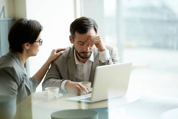 Affärskvinna Tröstande Frustrerad Eller Trött Medarbetare — Stockfoto