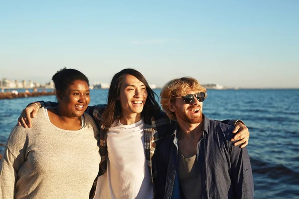 Multiethnische Gruppe Lächelnder Freunde Die Beim Spazierengehen Entlang Der Küste — Stockfoto