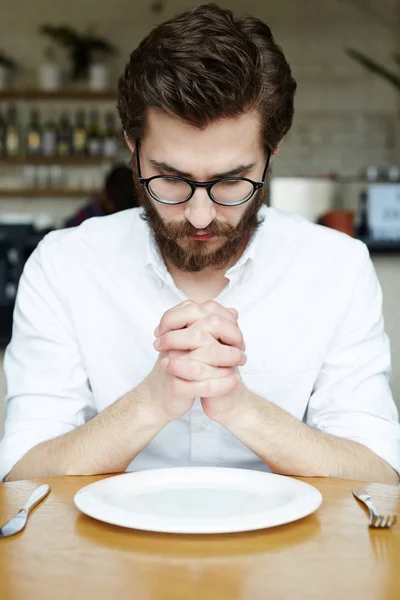 Joven Rezando Sobre Plato Vacío Hora Del Almuerzo — Foto de Stock