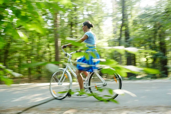 Menina Moderna Andar Bicicleta Para Baixo Estrada Rural — Fotografia de Stock