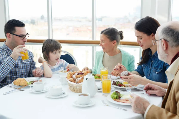 Три Поколения Сидят Кафе Отеля Разговаривают Завтраком — стоковое фото