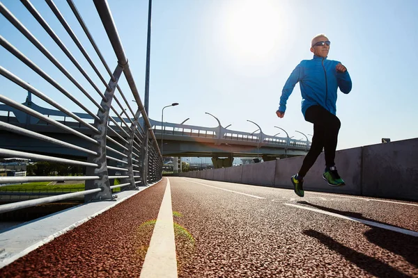 Alacsony Szög Kilátás Magabiztos Vezető Sportoló Miközben Intenzív Edzés Szabadban — Stock Fotó