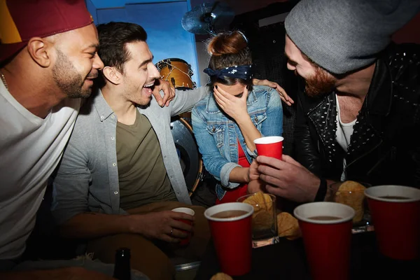 Vriendelijke Jongens Met Bier Troostend Meisje Feestje — Stockfoto