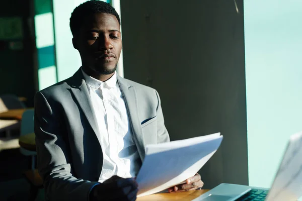 Affärsman Sitter Solljus Vid Skrivbord Office Och Läsa Dokument Med — Stockfoto