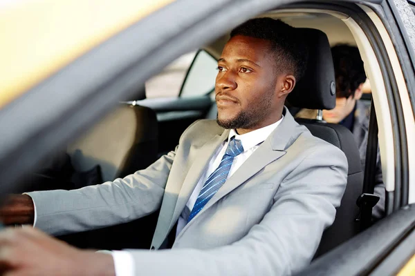 Porträt Eines Erfolgreichen Afrikanisch Amerikanischen Geschäftsmannes Der Auto Fährt Und — Stockfoto