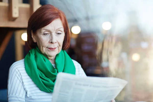 Mujer Mayor Moderna Con Lectura Periódicos Últimas Noticias — Foto de Stock