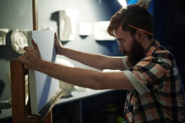 Retrato Artista Barbudo Moderno Lutando Com Bloco Criatividade Olhando Para — Fotografia de Stock