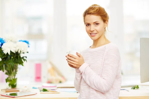 Porträtt Unga Formgivare Med Stökigt Hår Bun Innehav Kopp Kaffe — Stockfoto