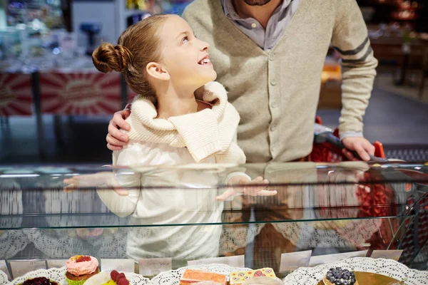 Kislány Kérdezi Apja Hogy Finom Torta Állva Kirakat Cupcakes — Stock Fotó