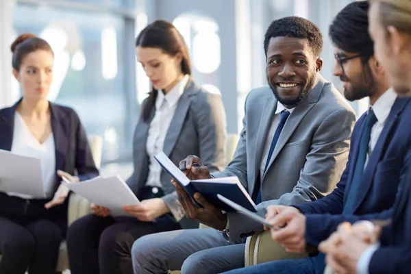 Zakenman Met Notitieblok Openen Luisteren Naar Stemverklaringen Van Mede Werker — Stockfoto