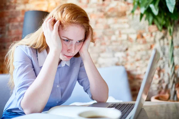 Taille Staand Van Uitgeput Roodharige Student Denken Haar Proefschrift Zittend — Stockfoto