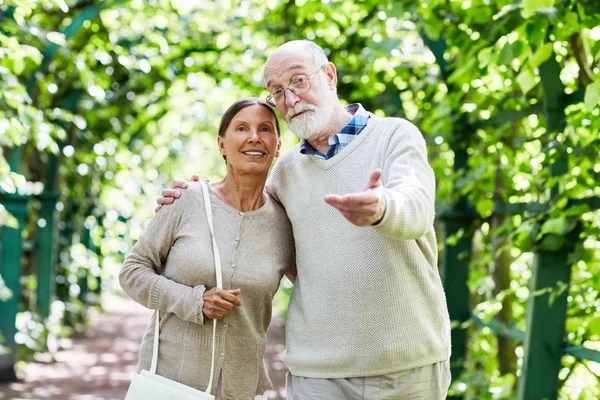 Συνταξιούχος Άνδρας Και Γυναίκα Περπατώντας Κατά Μήκος Της Δέντρο Δρομάκι — Φωτογραφία Αρχείου