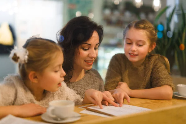 Joven Hembra Sus Hijas Leyendo Menú Cafetería — Foto de Stock