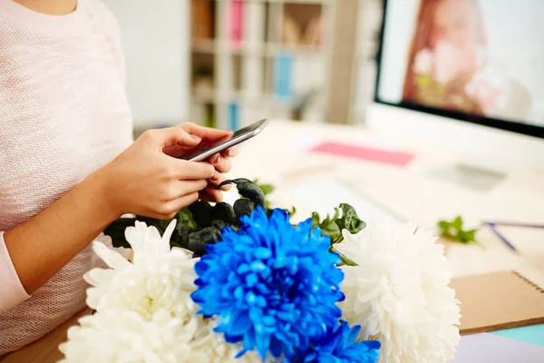 Vrouwelijke Floral Designer Foto Neemt Van Versgemaakte Boeket Met Hulp — Stockfoto