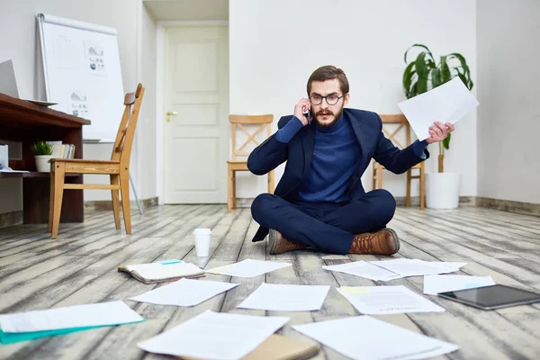 Porträtt Skäggiga Affärsman Tala Telefon Och Sortera Dokument Sitter Golvet — Stockfoto