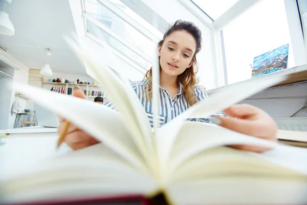 Curioso Adolescente Mirando Través Interesante Libro — Foto de Stock