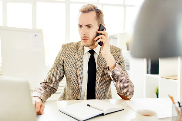 Agente Ocupado Hablando Con Cliente Teléfono Inteligente Mientras Lee Datos —  Fotos de Stock